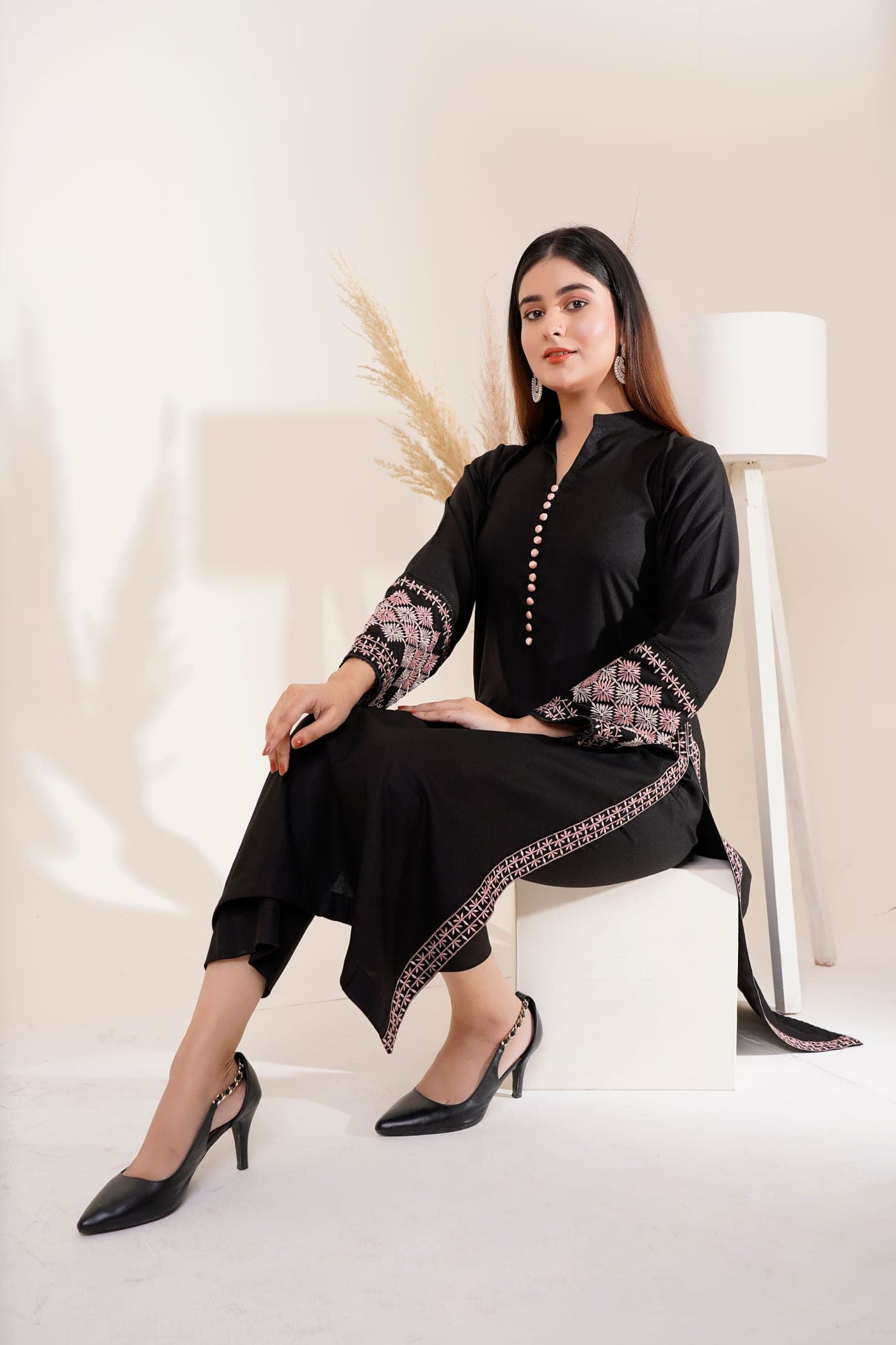 Black Floral Embroidered Straight Kurta